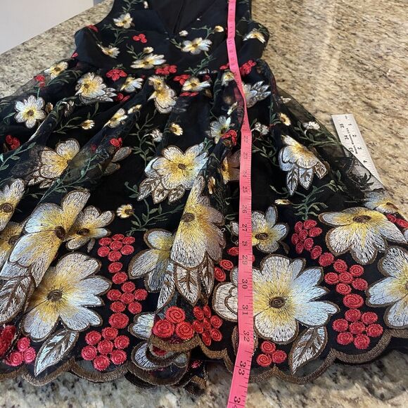 Alice + Olivia Becca Pouf Dress Embroidered Flower Black Dress Size 0 - Picture 13 of 13